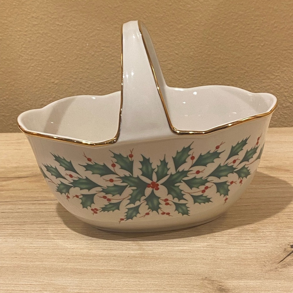 LENOX Christmas Holiday Ceramic Basket with Holly Design